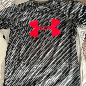 Boys under Armour t shirt size Med